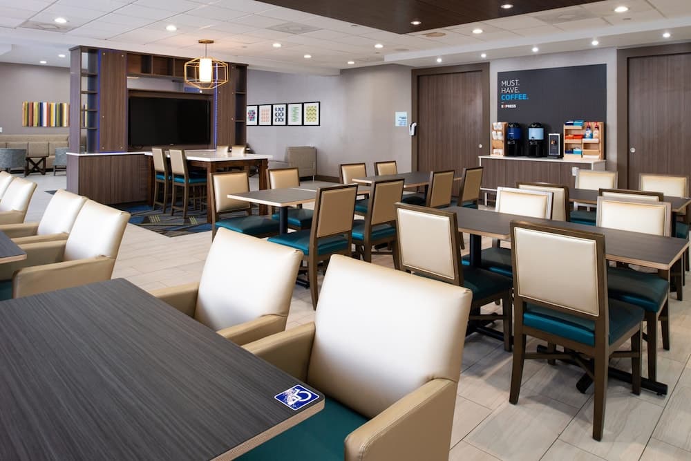 Holiday Inn Express & Suites Los Angeles Downtown West by IHG property views in Los Angeles, CA — gallery photo 3