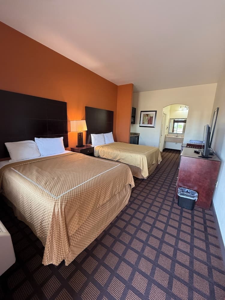Executive Inn & Suites property views in Pittsburg, TX — gallery photo 3