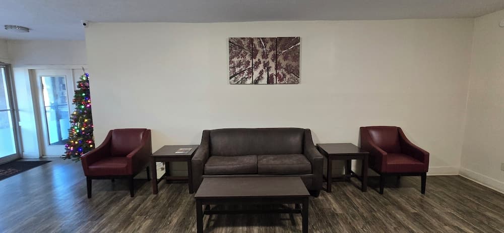 HomeTowne Studios LaGrange interior in LaGrange, GA — gallery photo 2