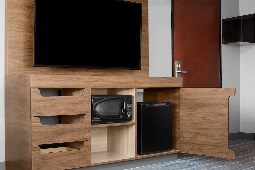 Hampton Inn & Suites By Hilton Long Island Farmingdale interior in Farmingdale, NY — gallery photo 2
