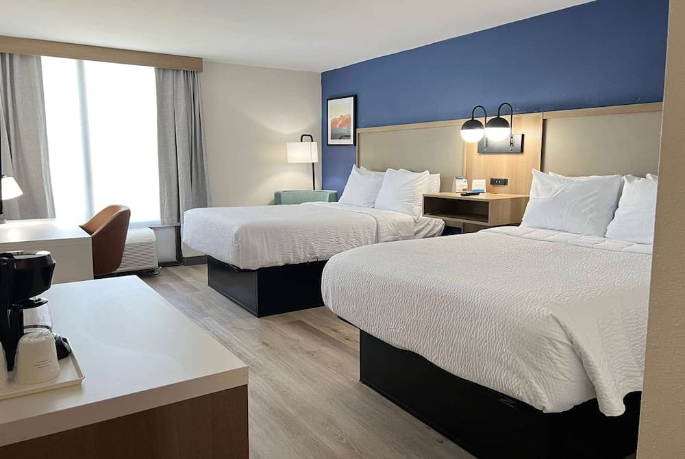 La Quinta Inn & Suites by Wyndham Myrtle Beach interior in Myrtle Beach, SC — gallery photo 2