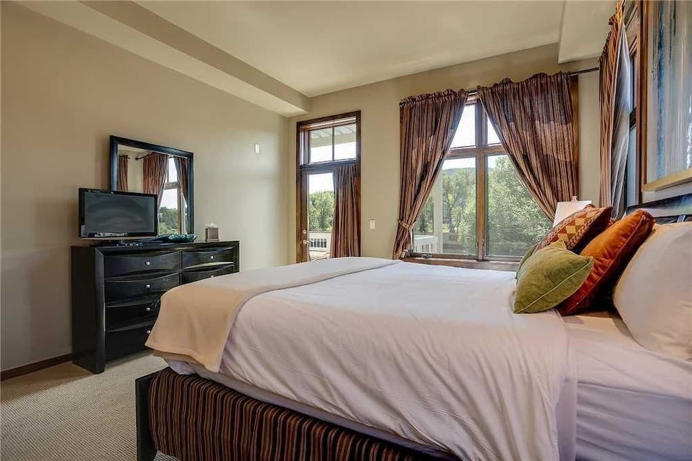 Howelsen Place H307a property views in Steamboat Springs, CO — gallery photo 3