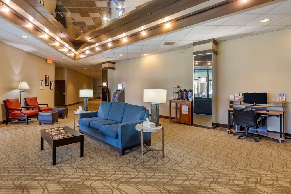 Comfort Inn Alliance interior in Alliance, OH — gallery photo 2