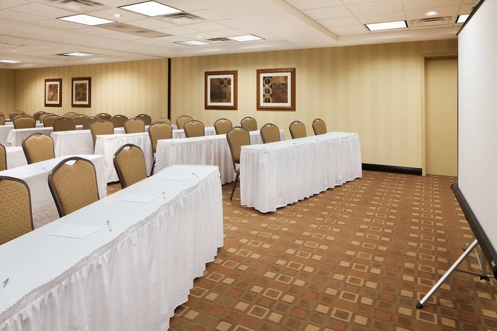 Hampton Inn & Suites Chicago/St. Charles gallery photo in St. Charles, IL — image 16