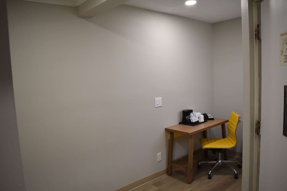 Days Inn by Wyndham San Antonio Alamo/Riverwalk property views in San Antonio, TX — gallery photo 3