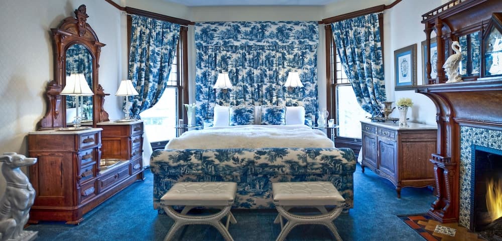 Baker House Hotel interior in Lake Geneva, WI — gallery photo 2