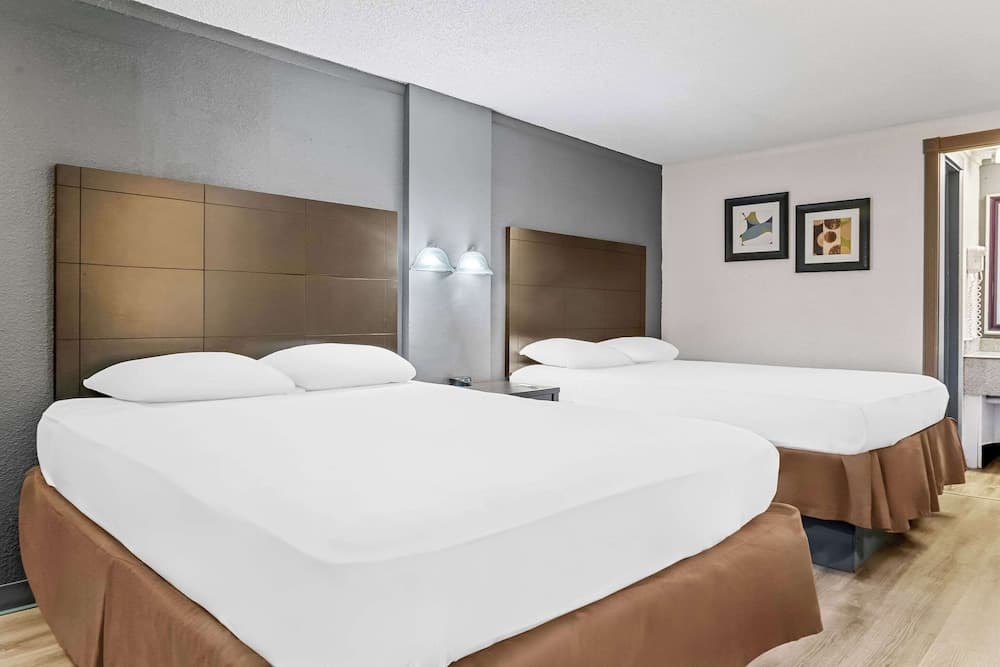 Rodeway Inn & Suites Saginaw I-675 gallery photo in Saginaw, MI — image 14
