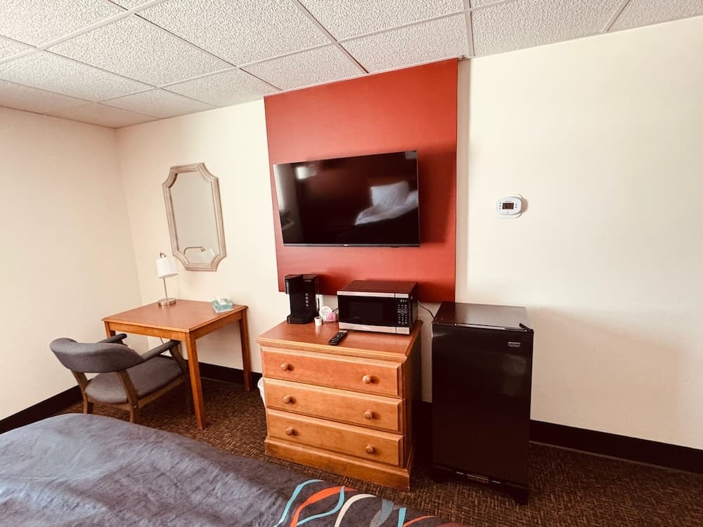 Red Rock Hotel & Suites property views in Hibbing, MN — gallery photo 3