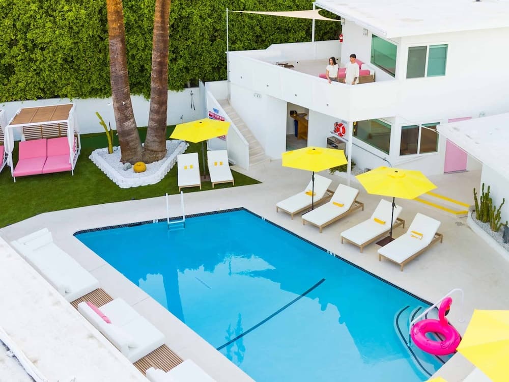 Deluxe Room, 1 King Bed, Kitchen, Garden View property views in Palm Springs, CA — gallery photo 3