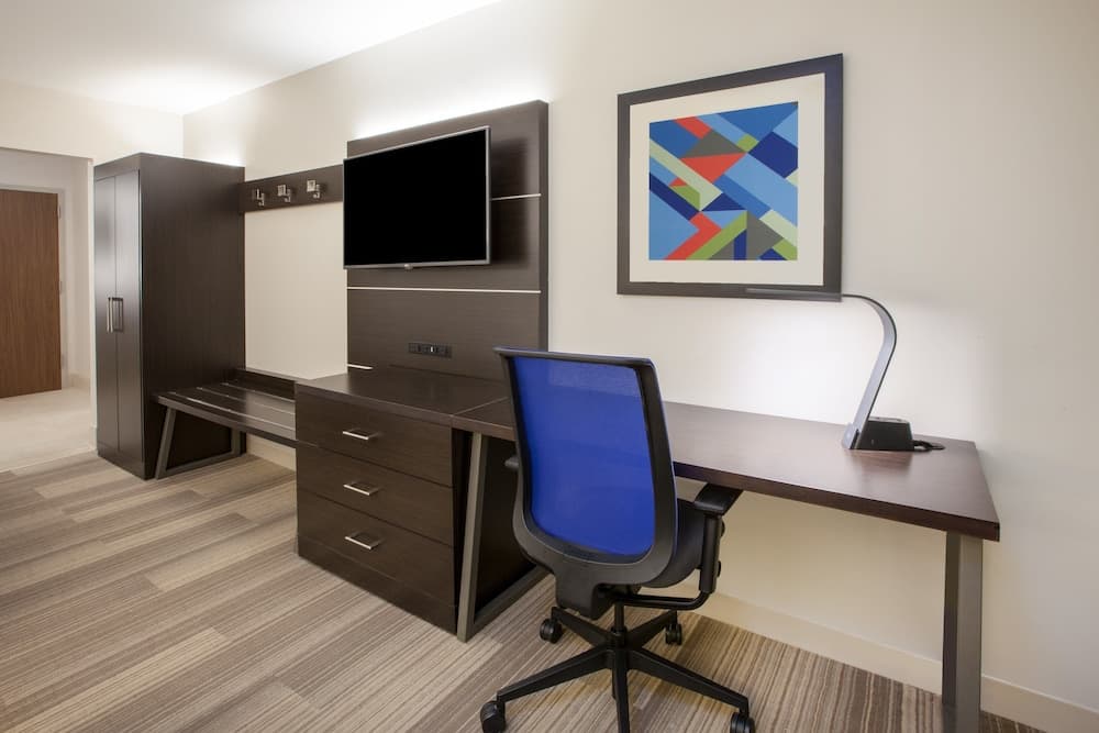 Holiday Inn Express & Suites Detroit Dearborn by IHG gallery photo in Dearborn, MI — image 53