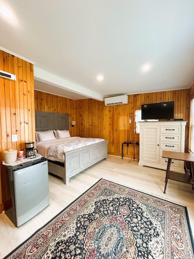 Hotel Pemaquid interior in New Harbor — gallery photo 2
