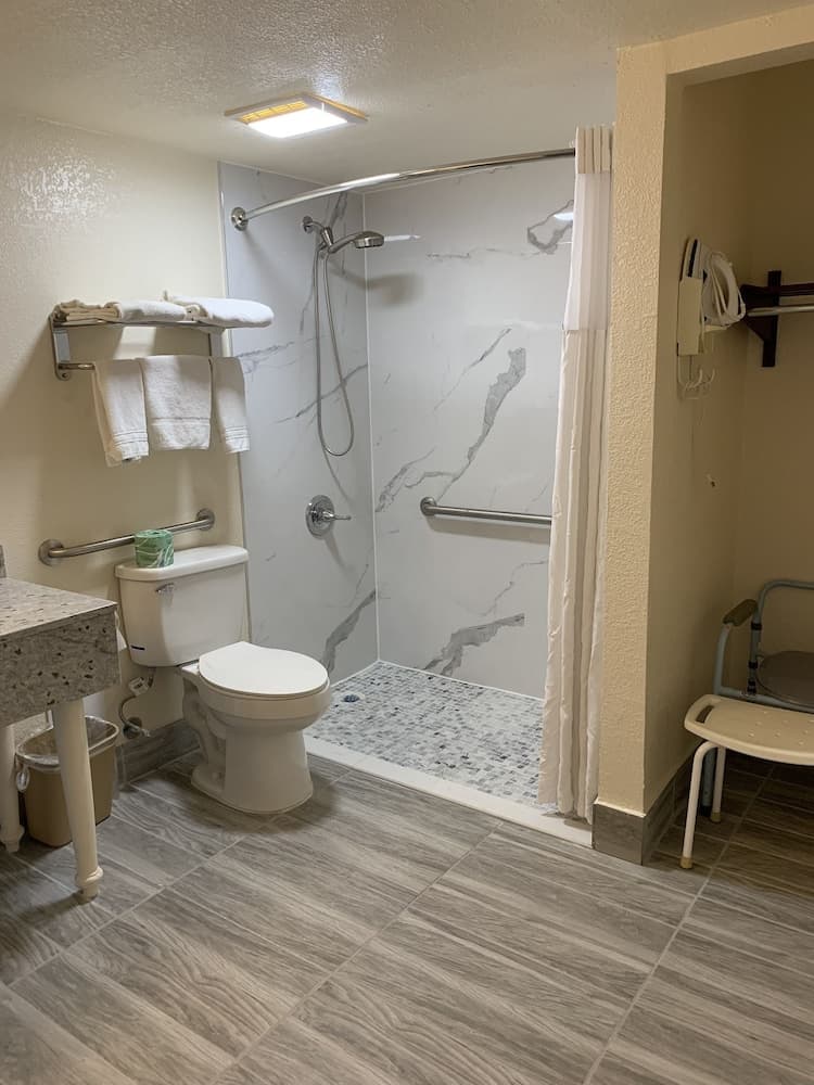 Days Inn by Wyndham Okmulgee interior in Okmulgee, OK — gallery photo 2