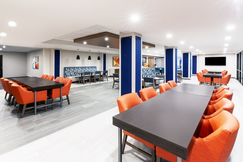 HI Express El Paso Downtown by IHG interior in El Paso, TX — gallery photo 2