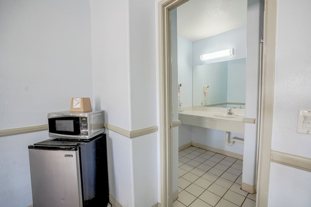 Day&Night Inn gallery photo in Hesperia, CA — image 24