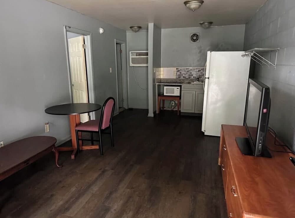 Paradise Suites property views in Newport News, VA — gallery photo 3