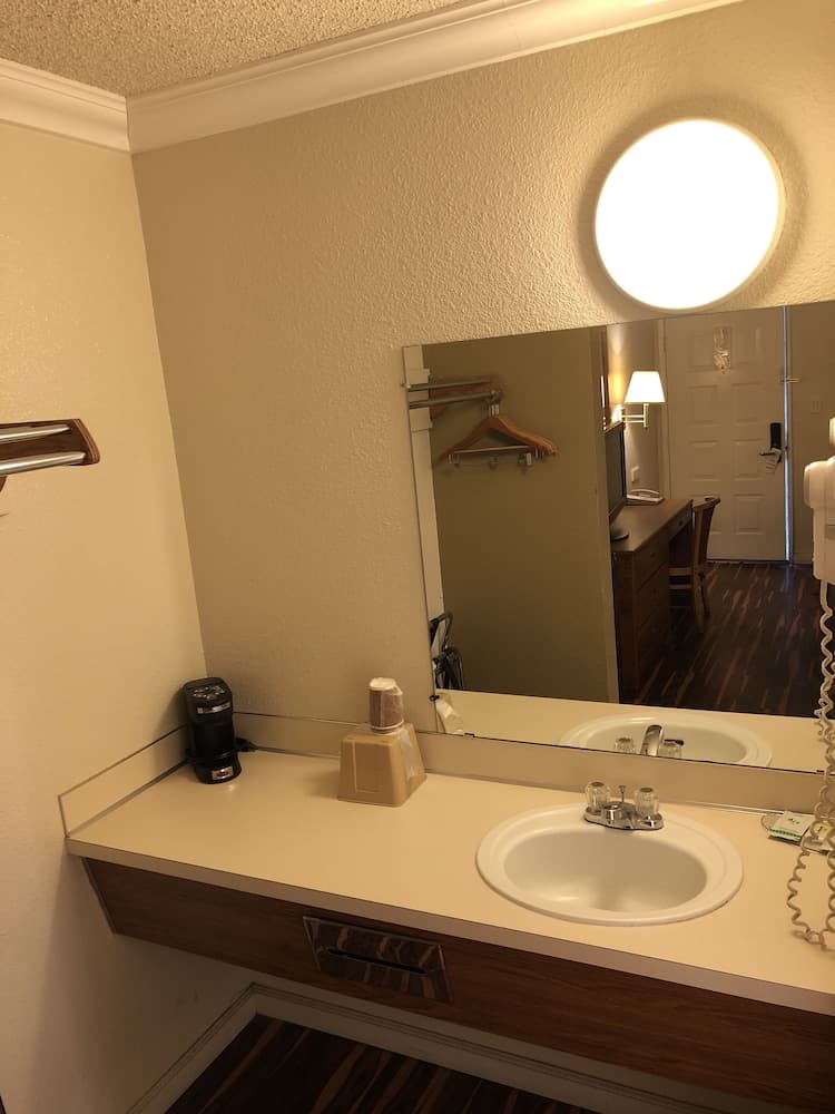 National 9 Inn interior in Buttonwillow, CA — gallery photo 2