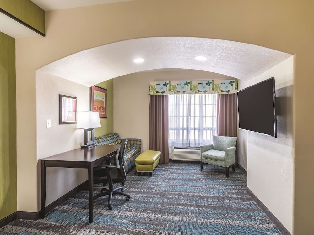 La Quinta Inn & Suites by Wyndham Dallas Grand Prairie South gallery photo in Grand Prairie, TX — image 44