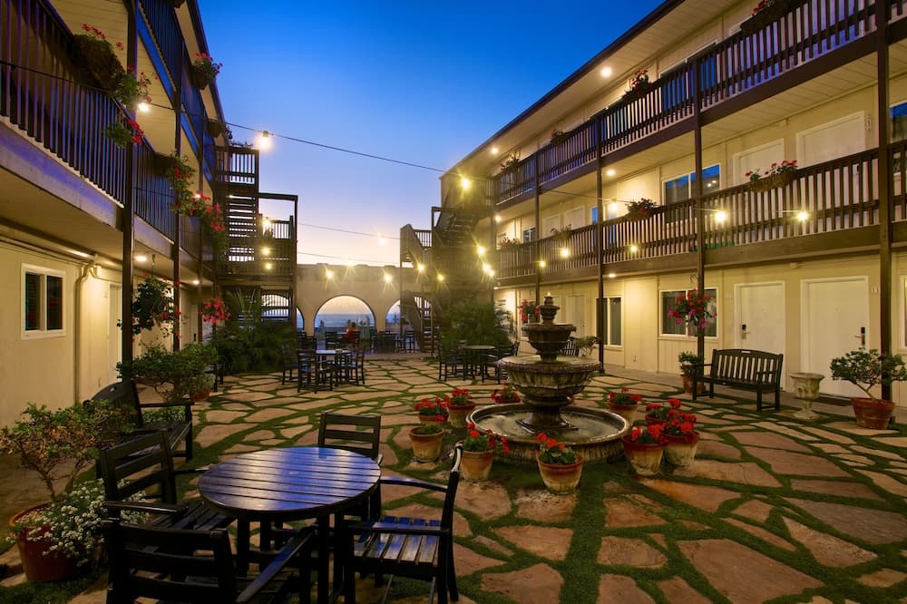 Ocean Beach Hotel interior in San Diego, CA — gallery photo 2
