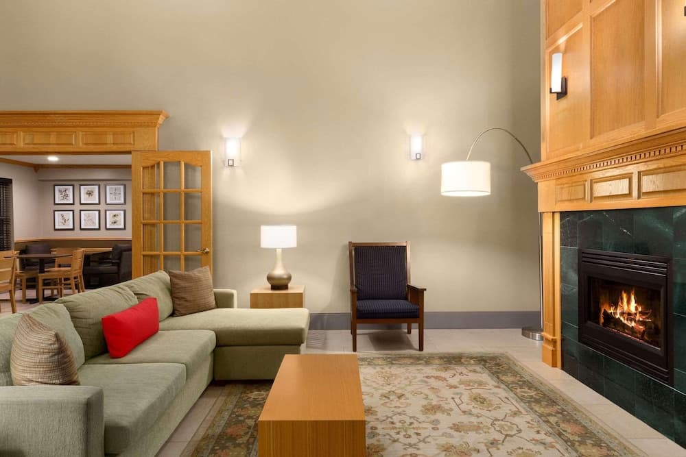 Country Inn & Suites Rochester South Mayo Clinic interior in Rochester, MN — gallery photo 2