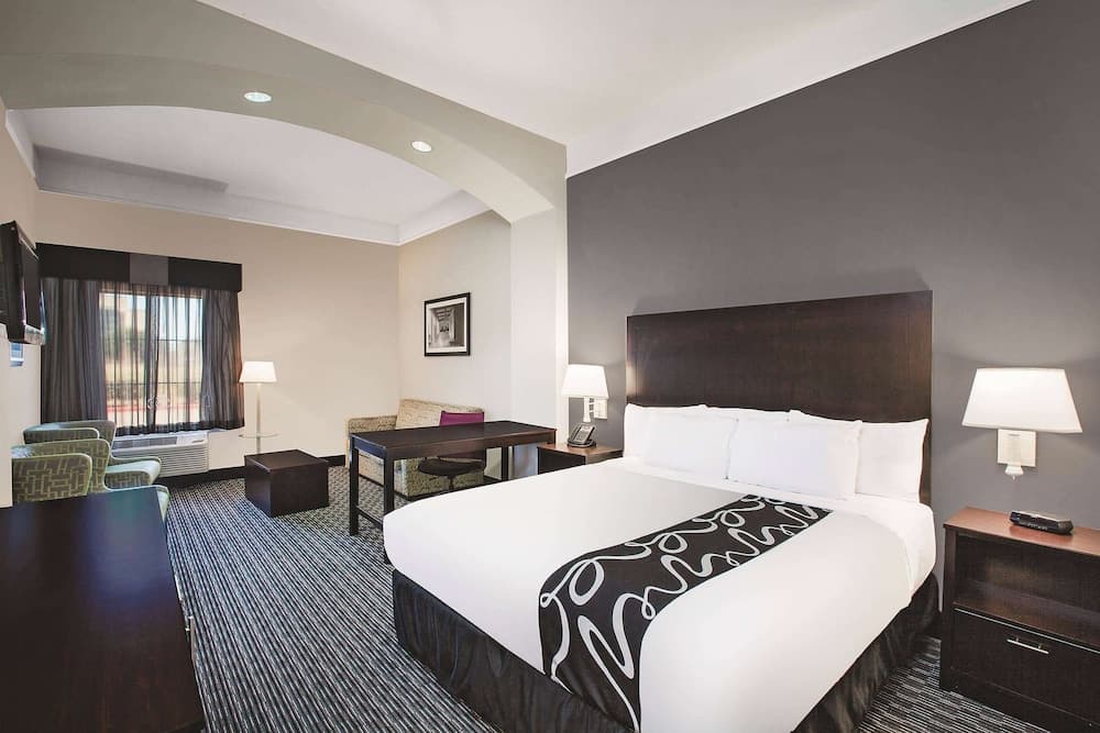 La Quinta Inn & Suites by Wyndham Beaumont West gallery photo in Beaumont, TX — image 19