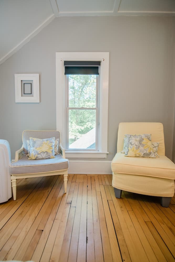 BW Boutique Hotel interior in Central Lake, MI — gallery photo 2