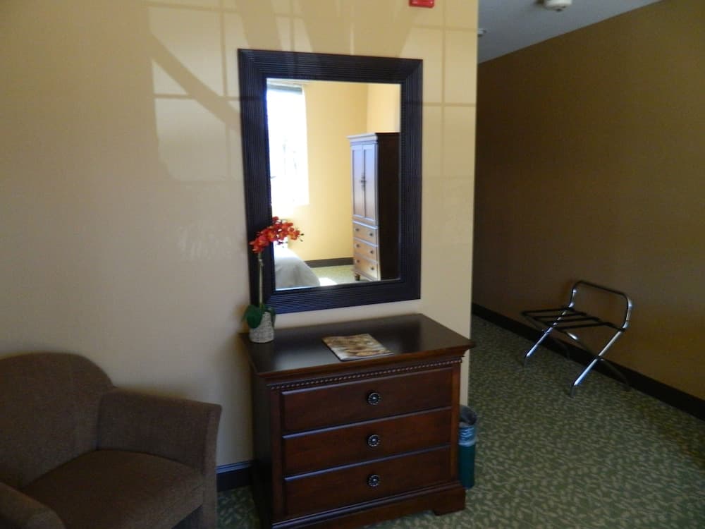 Belvedere Inn property views in Schenectady, NY — gallery photo 3