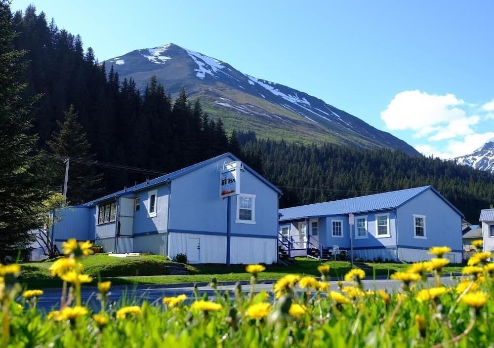 The Tides Inn — hotel in Seward, Alaska