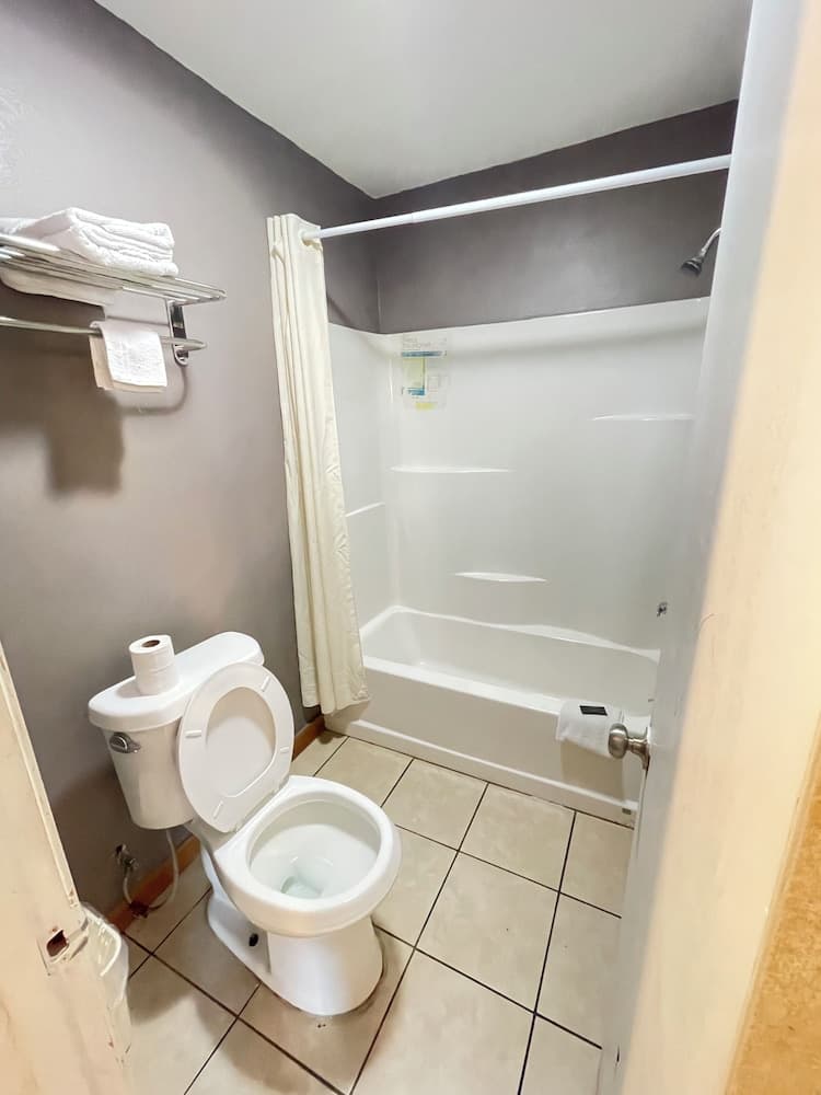 Westerner Motel interior in Port Allen, LA — gallery photo 2