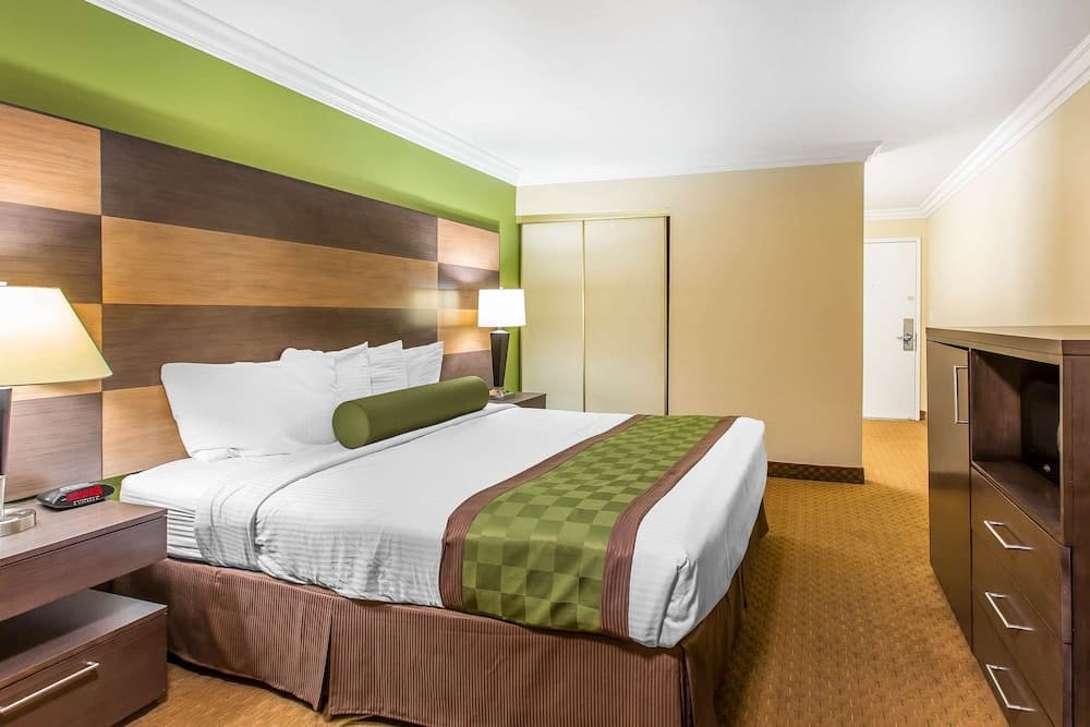 Rodeway Inn & Suites Canyon Lake-Menifee West gallery photo in Menifee, CA — image 17