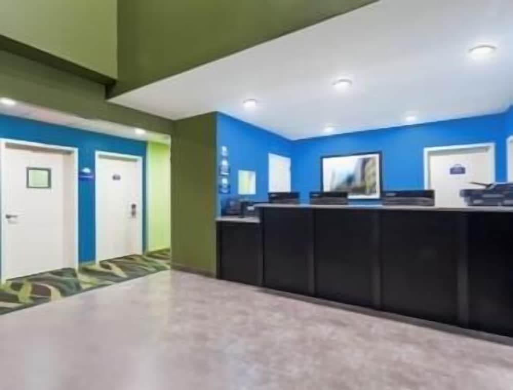 Days Inn & Suites by Wyndham Jamaica JFK Airport interior in Jamaica, NY — gallery photo 2