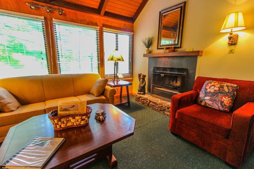 Golf Club Villas interior in Marble Hill — gallery photo 2