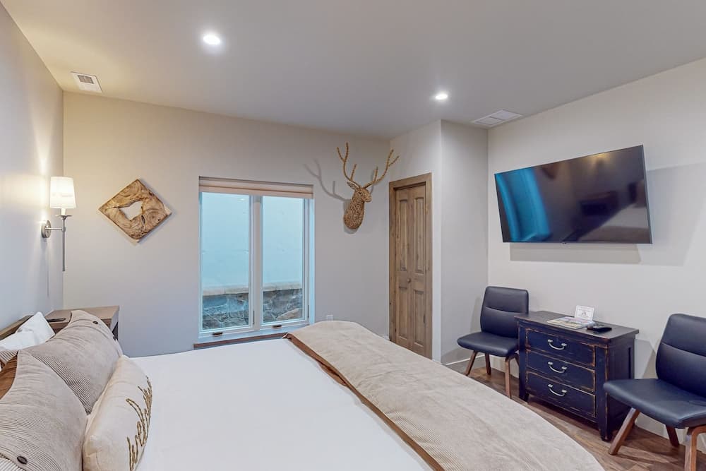 Lion Square Lodge property views in Vail, CO — gallery photo 3