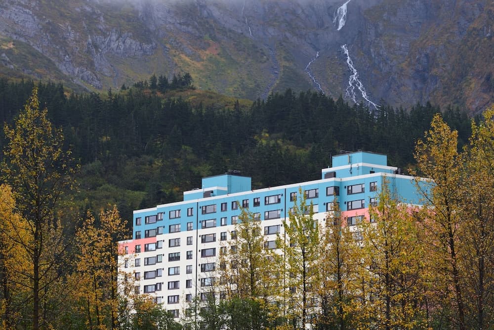 Glacier View Condo Suites interior in Whittier, AK — gallery photo 2
