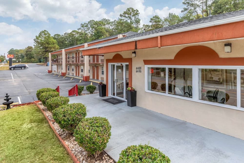 Econo Lodge Columbia Fort Jackson featured exterior or lobby in Columbia, SC — similar hotel