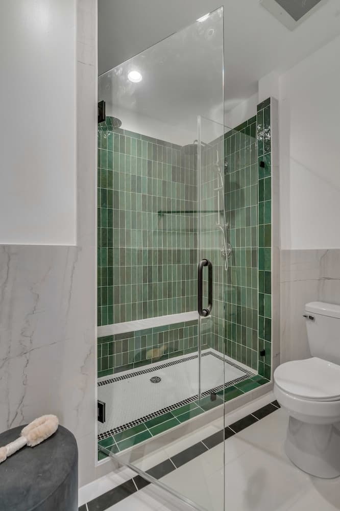The Emerald Boutique Stays interior in Beaufort, SC — gallery photo 2