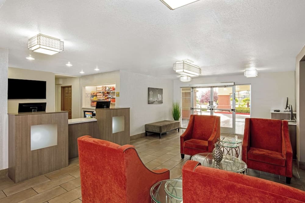 La Quinta Inn & Suites by Wyndham Las Vegas Red Rock interior in Las Vegas, NV — gallery photo 2