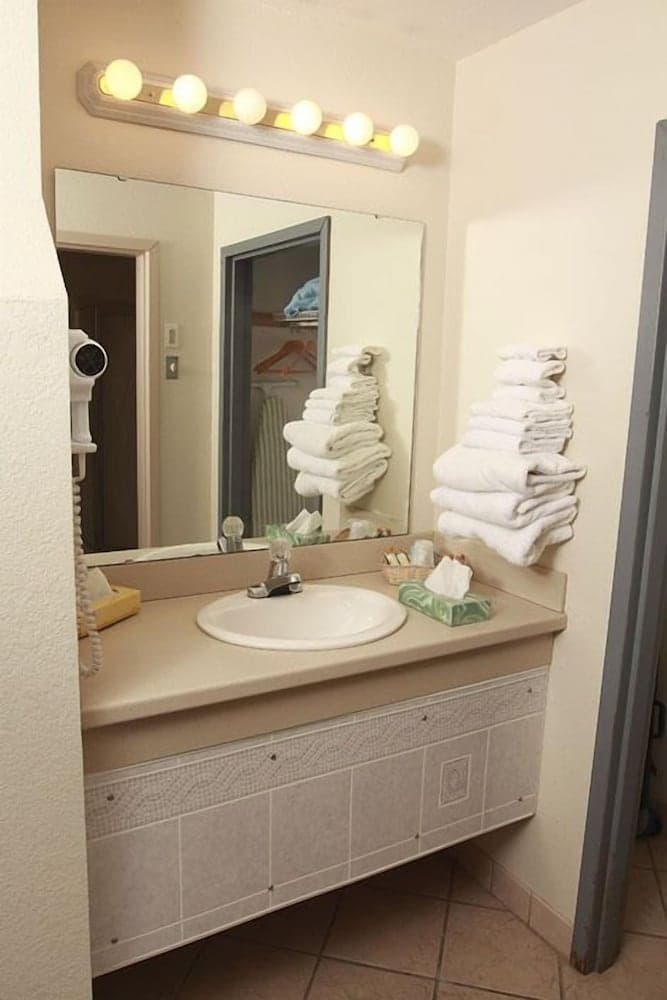 Beachfront Resort gallery photo in Port Clinton, OH — image 9