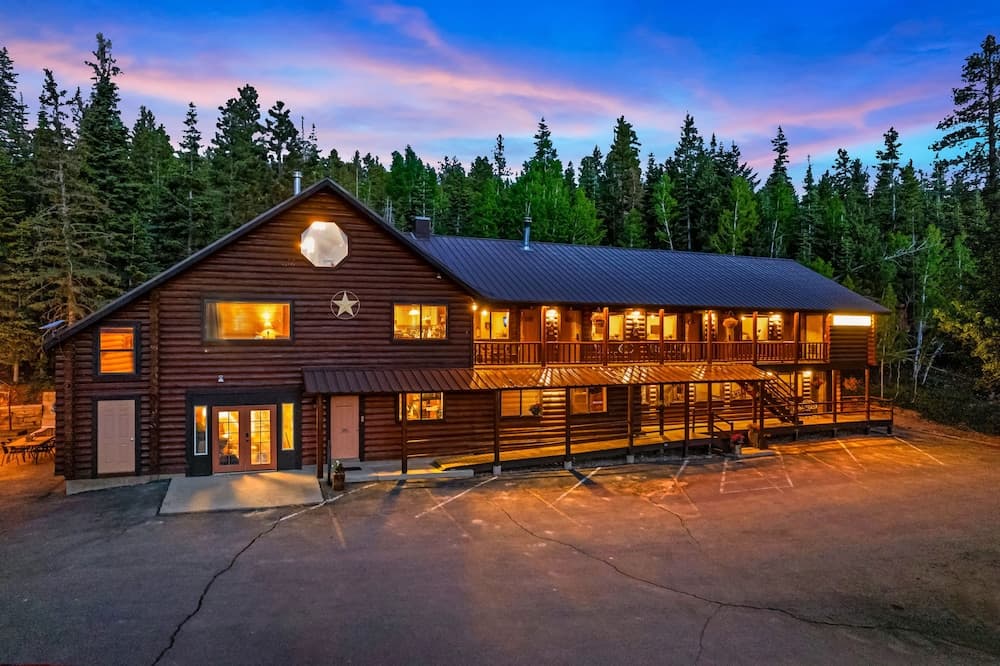 Duck Creek Village Inn featured exterior or lobby in Duck Creek Village — similar hotel