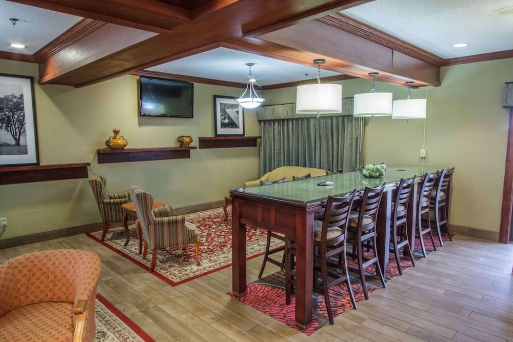 Hampton Inn South Haven interior in South Haven, MI — gallery photo 2