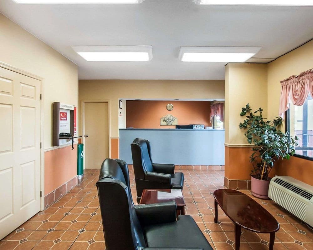 Econo Lodge Inn & Suites Tuscaloosa I-20 interior in Tuscaloosa, AL — gallery photo 2