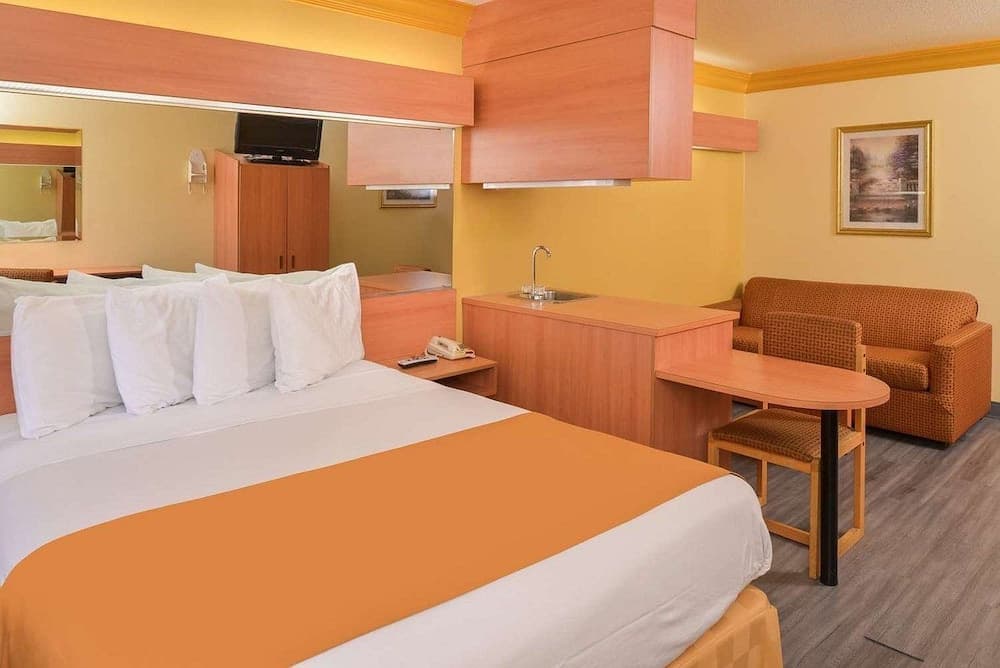 H3 Inn & Suites - LAX Airport - Los Angeles property views in Inglewood, CA — gallery photo 3