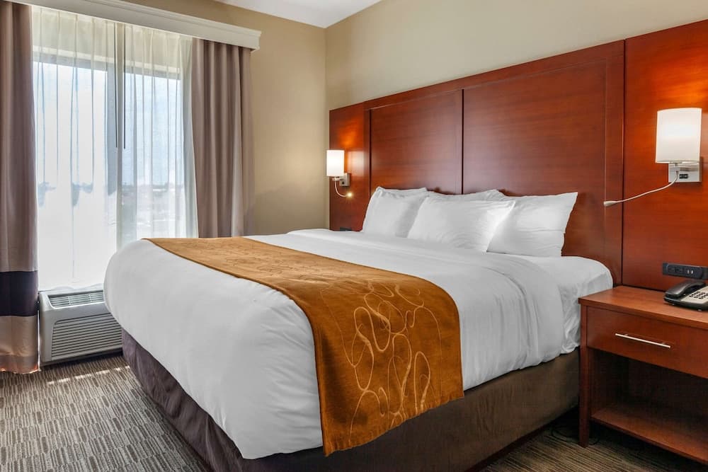 Comfort Suites Oshkosh West gallery photo in Oshkosh, WI — image 39