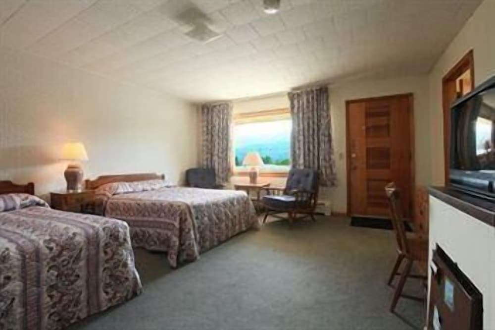 Ladd Brook Inn interior in Pownal, VT — gallery photo 2