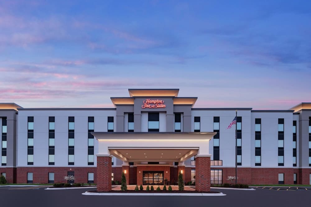 Hampton Inn & Suites Bridgeview Chicago featured exterior or lobby in Summit, IL — similar hotel
