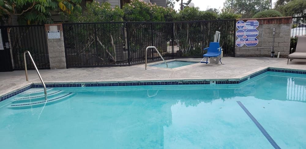 Oak Tree Inn interior in Monrovia, CA — gallery photo 2