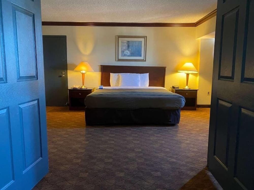 Dominion Inn & Suites property views in Sandston, VA — gallery photo 3