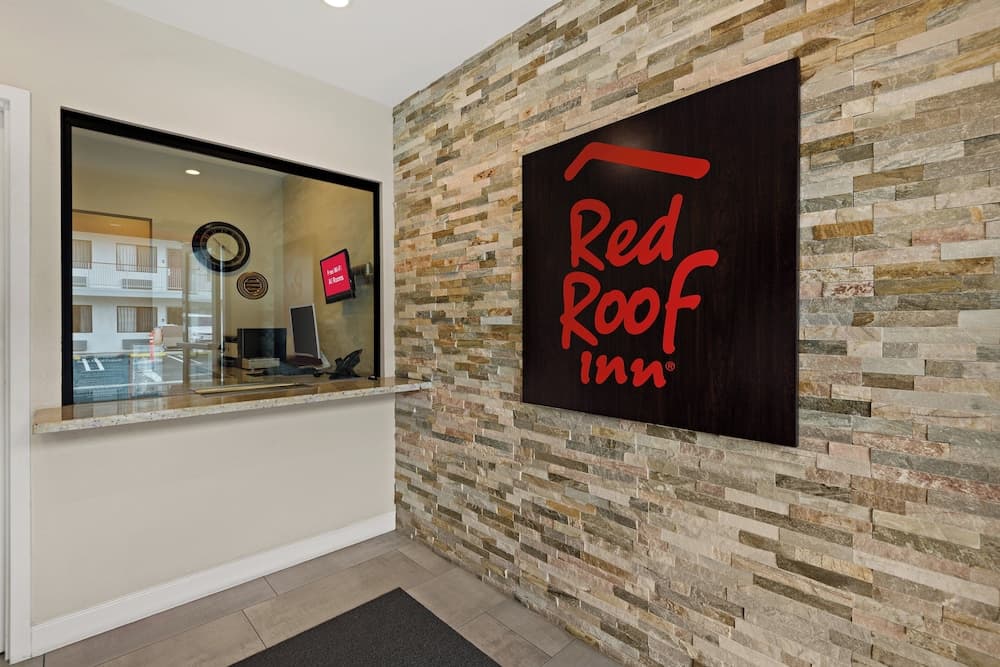 Red Roof Inn Carson - Wilmington interior in Wilmington — gallery photo 2