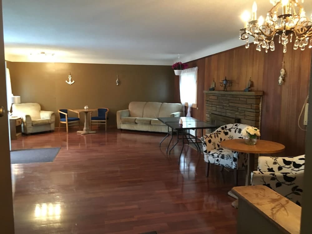 White Feather Motel interior in Lexington, MI — gallery photo 2
