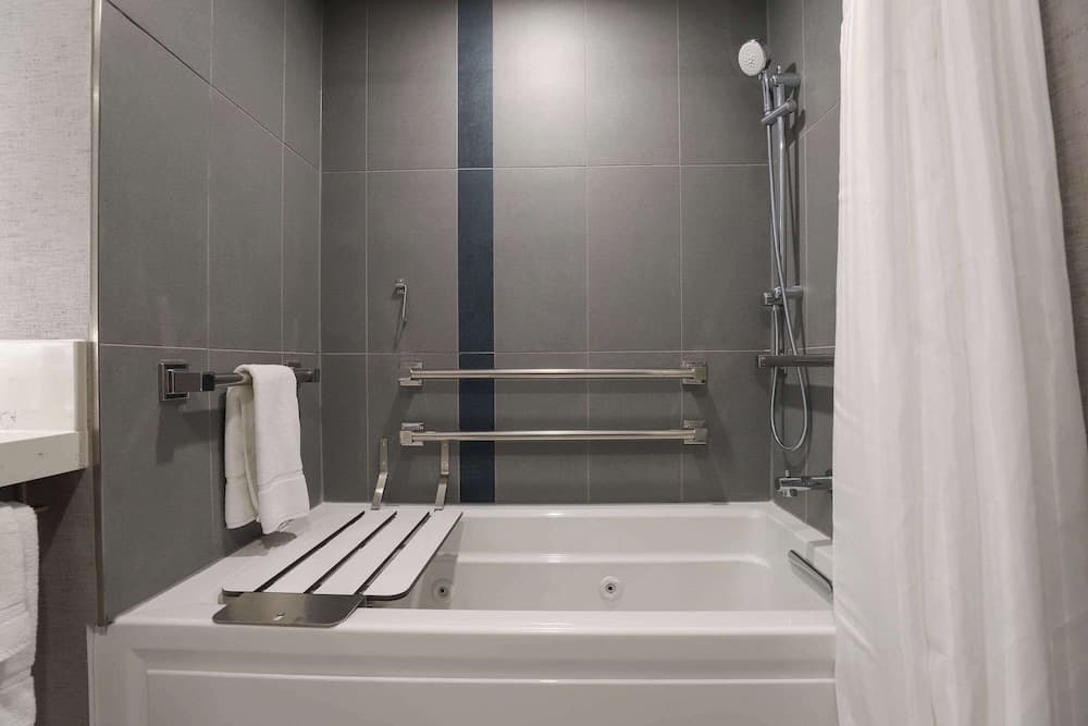 Radisson Plaza Hotel at Kalamazoo Center gallery photo in Kalamazoo, MI — image 51