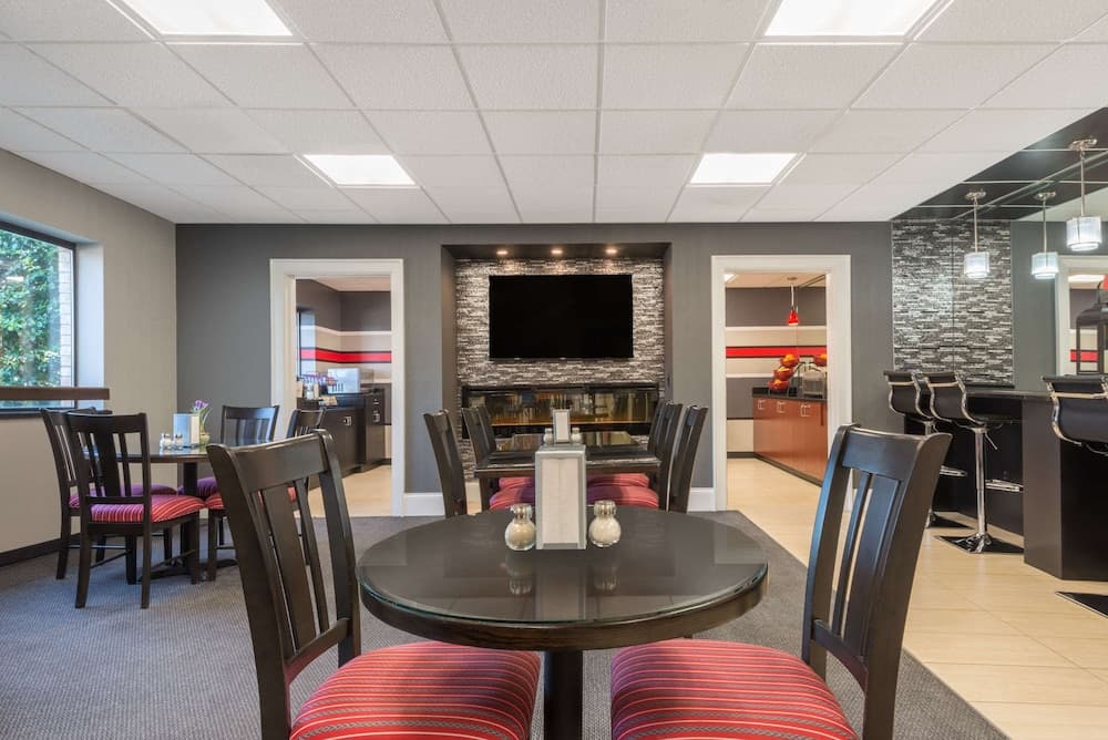 Ramada by Wyndham Catlettsburg Ashland gallery photo in Catlettsburg, KY — image 13